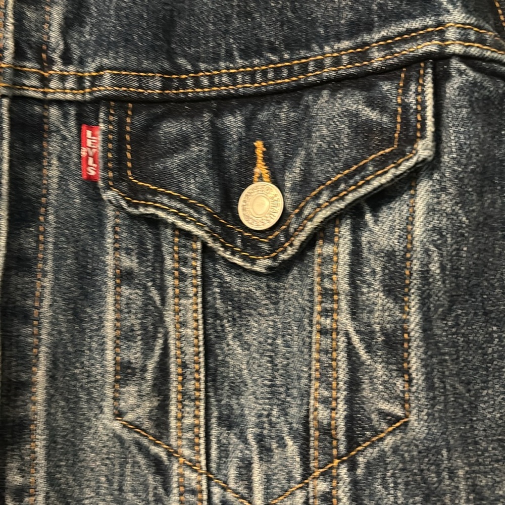 Levi’s woman’s M jean jacket. Perfect condition. Never worn! - Picture 2 of 9